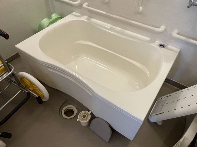 バスルームの設備 浴室 広々とした浴槽が備えられており、快適に利用できます。手すりがついているので安心です。