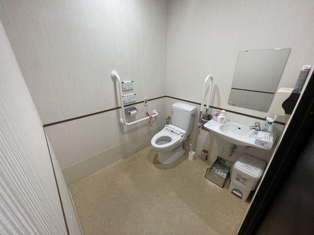設備の整ったトイレ トイレ 手すりが設置された広々としたトイレは、介護が必要な方も安心して利用できる設計です。