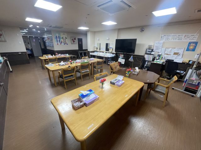 広々としたテーブルのある室内 食堂 明るく広々とした空間で、居心地よく食事や団らんを楽しめます。自然光がたっぷり入ります。