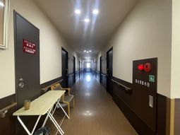 落ち着いた廊下の風景