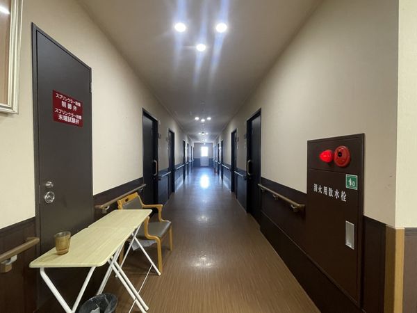 落ち着いた廊下の風景