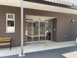 ガラス扉のエントランス