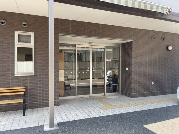 ガラス扉のエントランス