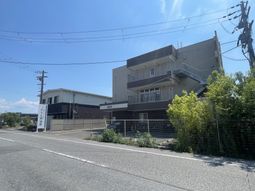 青空の広がる外観