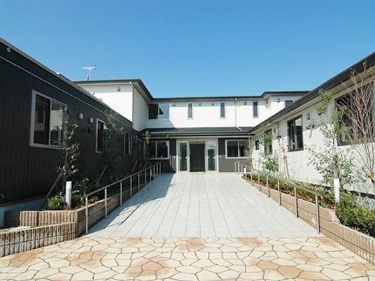 明るい中庭の全景
