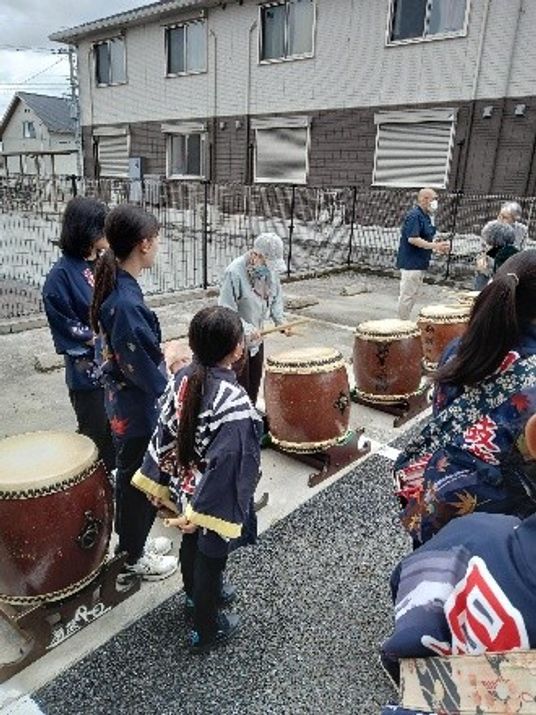 太鼓の演奏を楽しむ様子