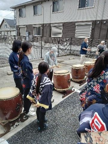 太鼓の演奏を楽しむ様子