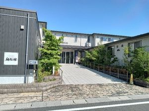 緑に囲まれた建物の外観