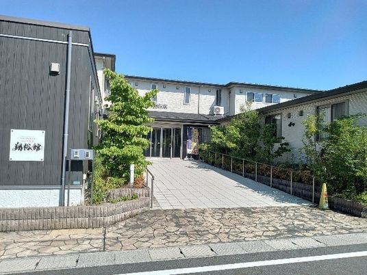 緑に囲まれた建物の外観