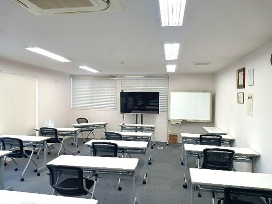 椅子と机が並ぶ部屋