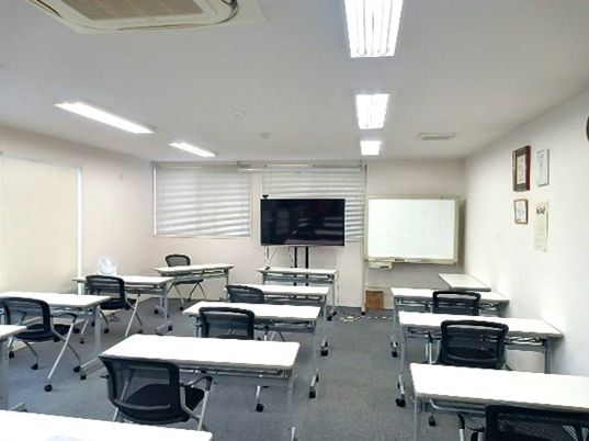 椅子と机が並ぶ部屋