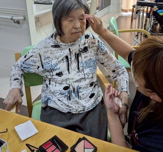 化粧を楽しむ女性の室内
