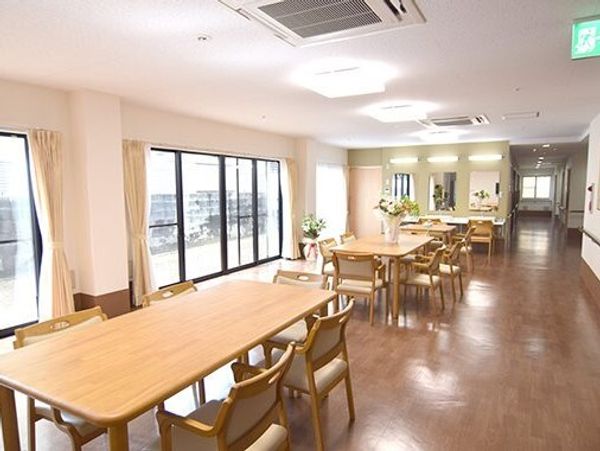 明るい食堂の様子