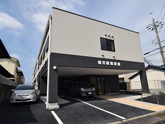 施設外観と駐車スペース