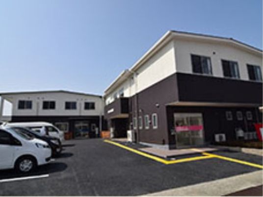広い駐車場のある施設外観