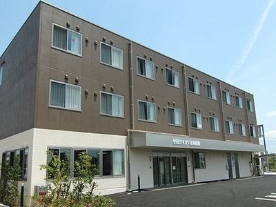 明るい外観の建物