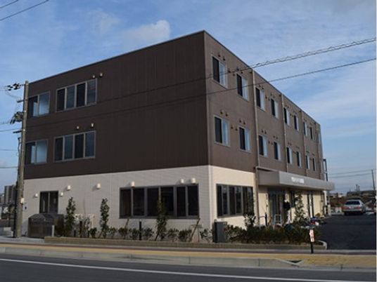 シンプルなデザインの外観