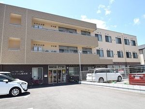 施設の明るい外観