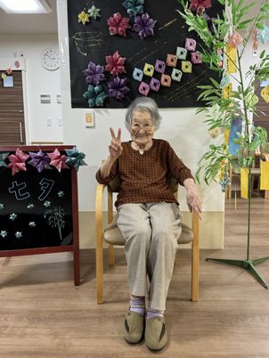 飾り前の椅子で微笑む高齢者の廊下  