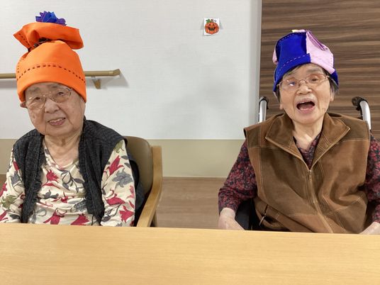 仮装する高齢者2人の居室  