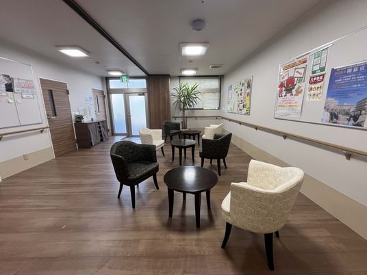 椅子と掲示板のある廊下  