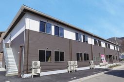 茶色い壁のモダン建築