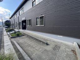 建物外観と玄関前  