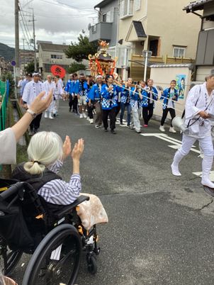 車椅子で祭りを見物する様子  