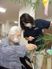 利用者と職員の飾り付けロビー  