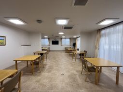 明るい食堂の様子  