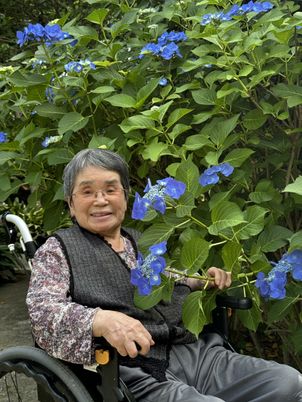 車椅子で花を楽しむ庭先  