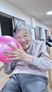 笑顔でボールを持つ利用者さん  