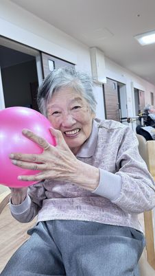 笑顔でボールを持つ利用者さん  