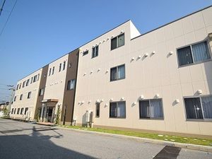 明るい日差しの外観