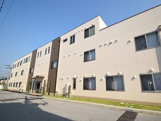 明るい日差しの外観
