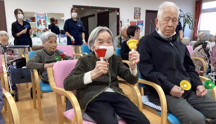 楽しむ高齢者たちの姿