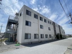 広々とした建物外観