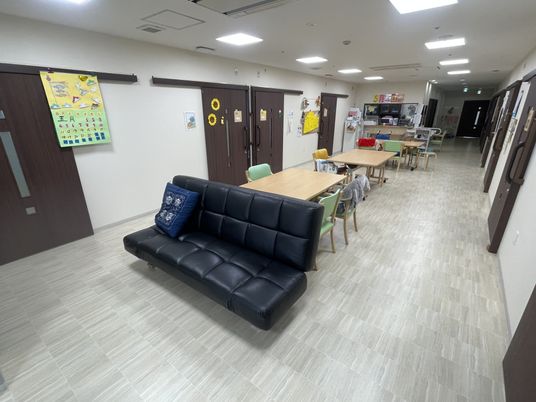  椅子やテーブルが並ぶ廊下