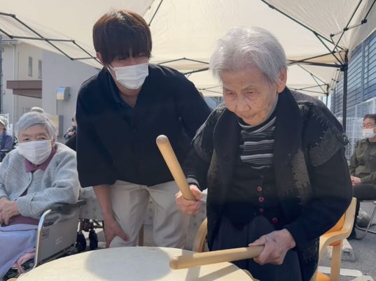 太鼓を楽しむ入居者とスタッフ