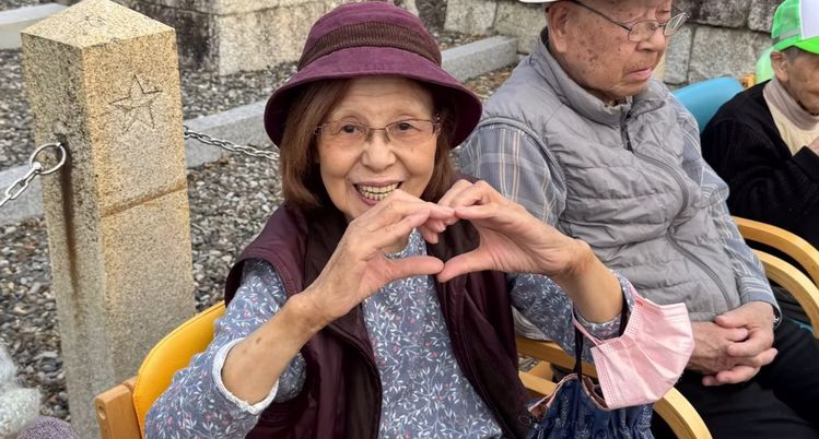 屋外でくつろぐ様子