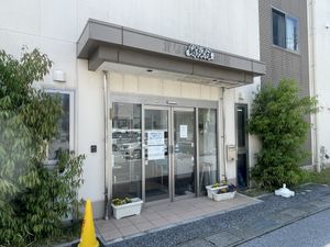 ガラス扉の入口