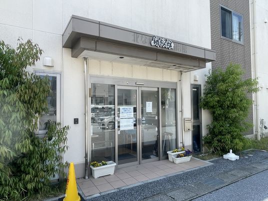 ガラス扉の入口