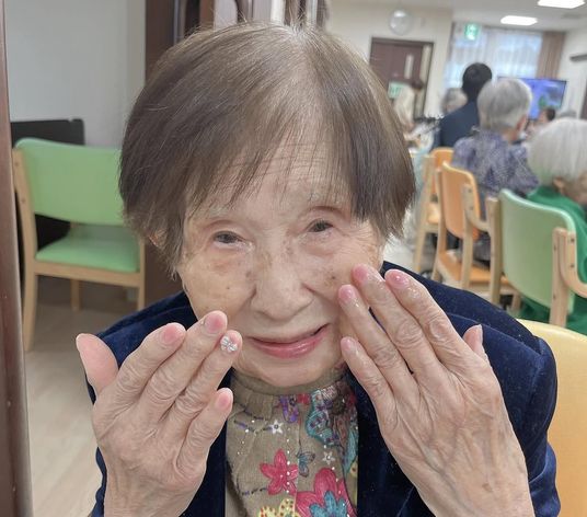 笑顔の女性がいる室内