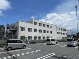 駐車場付きの建物外観