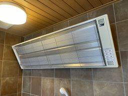 浴室の壁にある暖房機