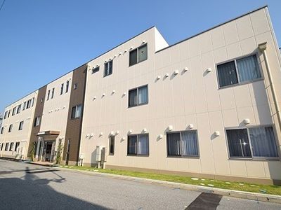 明るく清潔な施設の外観