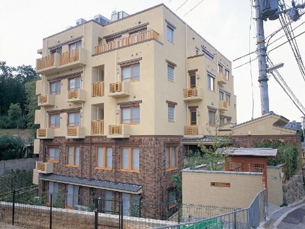 明るい色の建物の外観