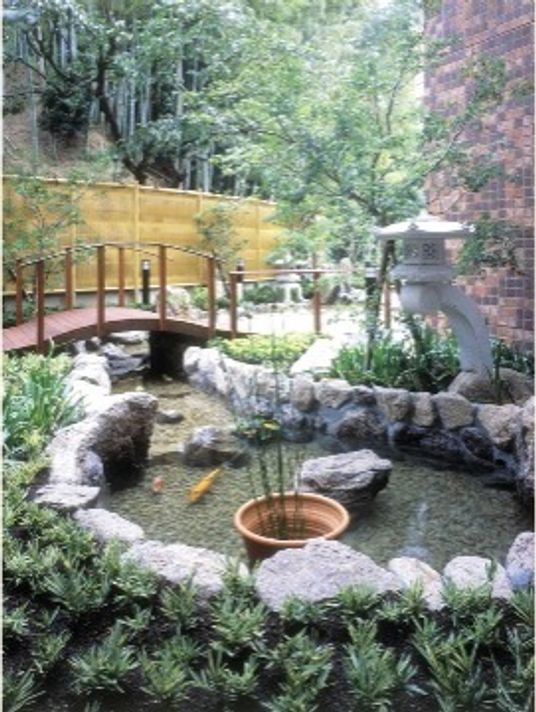 緑豊かな中庭の風景