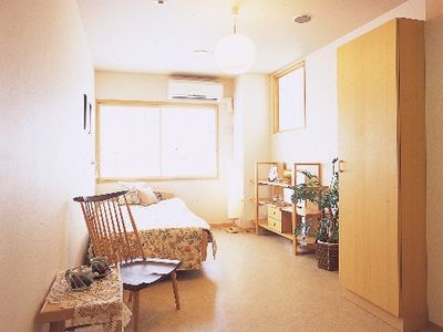 明るい居室の一角