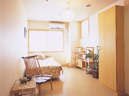 明るい居室の一角